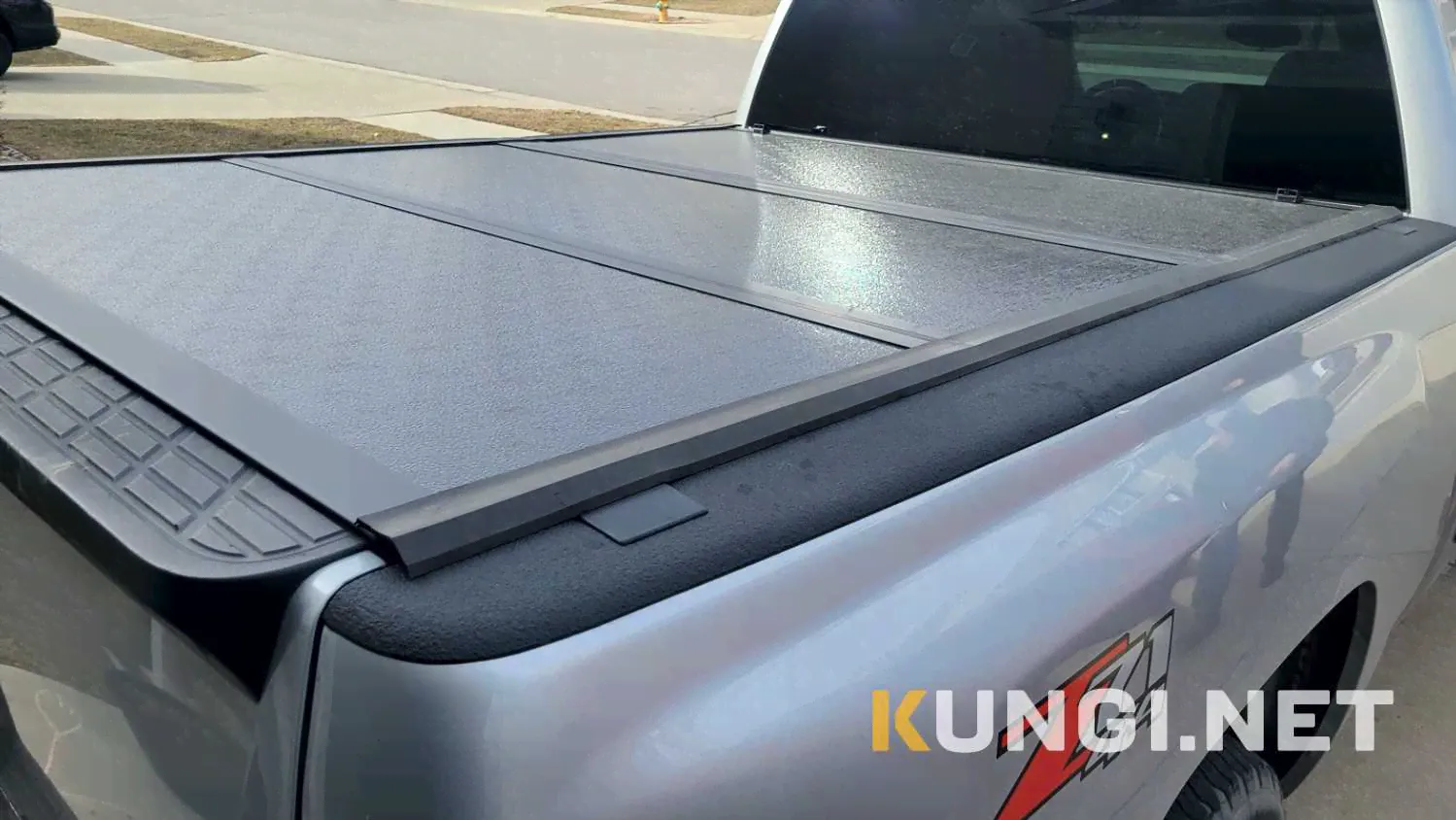 Крышка жесткая трехсекционная (низкий профиль) для пикапа Toyota Tundra (Тойота Тундра)
