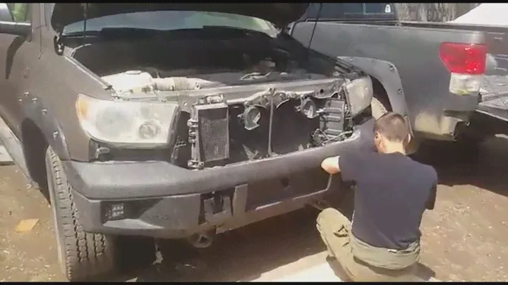 Установка штатного силового бампера из стекловолокна на Toyota Tundra