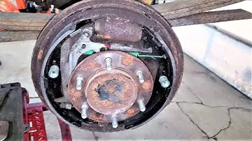 Ремонт задних тормозных колодок Toyota Tundra 2000-2003 гг.