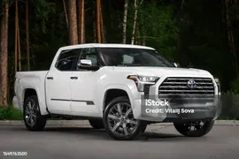Тойота Тундра — стоковые фотографии и другие картинки 4х4 - 4х4, Toyota Tundra, Автомобиль